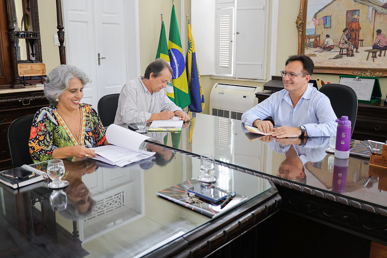 Na ocasião, foram apresentados alguns indicadores positivos relacionados à diminuição do tempo utilizado pela Universidade para responder as manifestações de Ouvidoria e os pedidos de Acesso a Informação; à redução da quantidade de recursos às solicitações de Acesso a Informação; e ao cumprimento dos prazos de respostas em quase 100%, dentre outros assuntos. Outro tema destacado foi a aprovação do Plano de Dados Abertos (PDA) da UFC, com vigência 2025 à 2027, e que orienta a disponibilização de 90 bases de dados públicas de forma aberta, organizada e periódica. A Ouvidora Geral ressaltou que o trabalho da Ouvidoria tem contado com a parceria e colaboração de todos(as) os(as) gestores(as), diretores(as) e equipes que compõem a UFC, o que contribuiu para a melhorias dos indicadores e a qualidade do serviço prestado. Além de novas ações, como a reforma da instalação física da Ouvidoria, melhoria do sítio e criação do Instagram da Ouvidoria e participação da Ouvidoria nos Encontros Universitários 2025. Fonte: Ouvidoria Geral UFC – e-mail: ouvidoria@ufc.br
